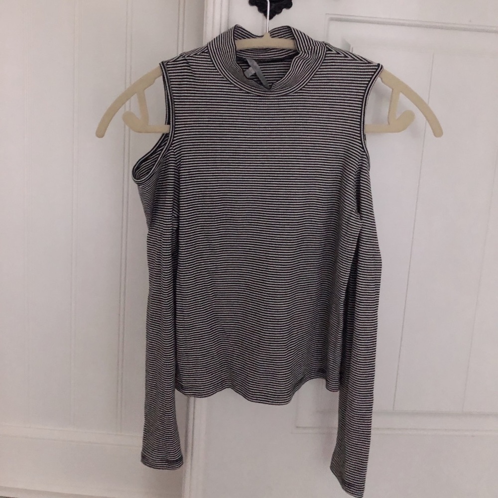 Open shoulder striped long sleeve top💫